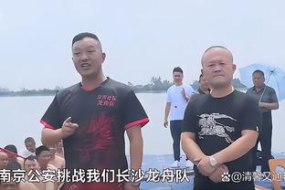 亨利替梅西领奖时调侃女主持人：你是热刺球迷，奖杯拿不惯